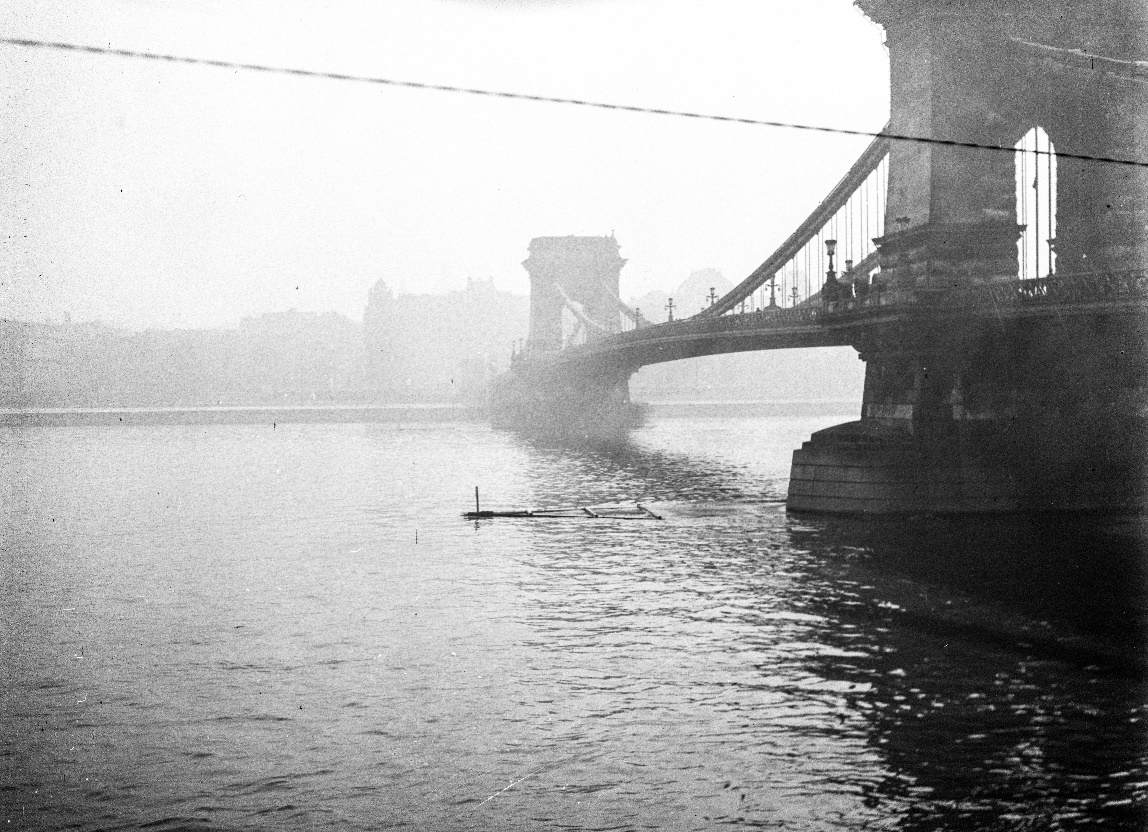 The Chain Bridge in 1944 seen from the Buda side. The riverbank on the opposite side was a favorite execution site for the Arrow Cross: Jews were shot en masse into the river from here (Fortepan/Tivadar Liss&aacute;k)