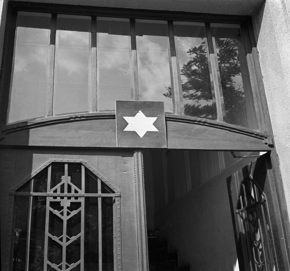 The yellow star house at 28 Katona J&oacute;zsef Street in 1944. One of the buildings of the "international ghetto" in the winter of 1944/1945 as a Swiss protected house (Fortepan/Tivadar Liss&aacute;k)