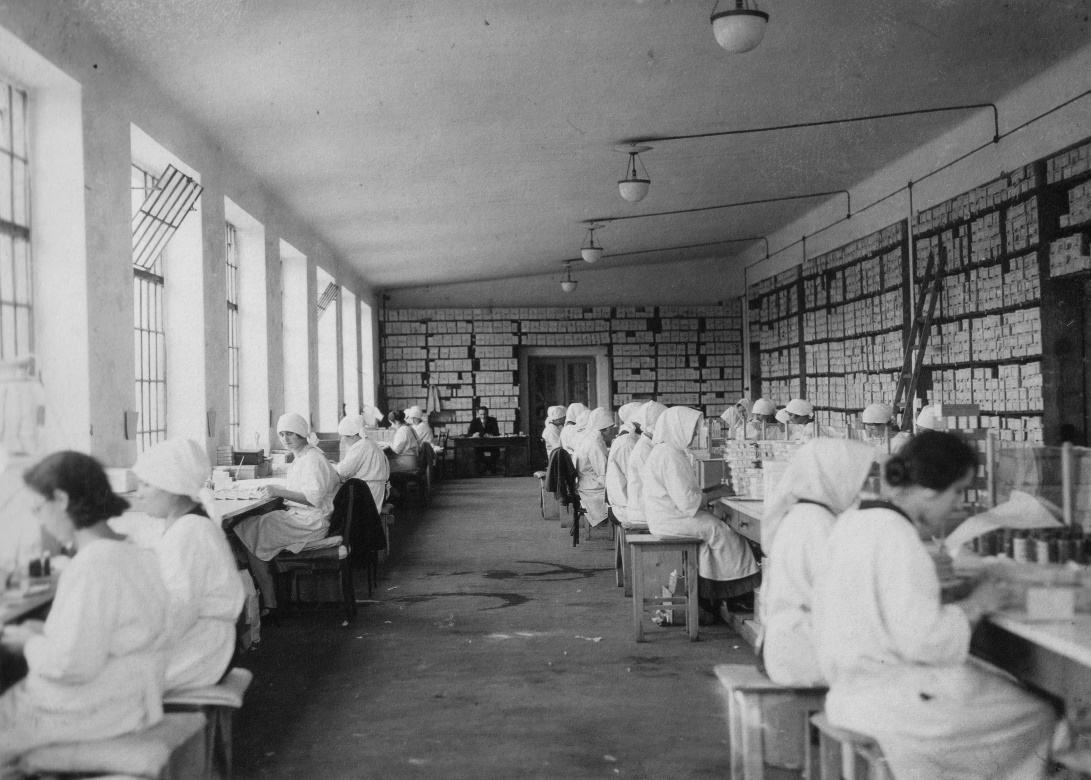 The factory in 1930. Many of the medicines still in use today are Richter's inventions, including the antiseptic Hyperol and the painkiller Kalmopyrin. (Fortepan/MZSL/Ofner K&aacute;roly) 